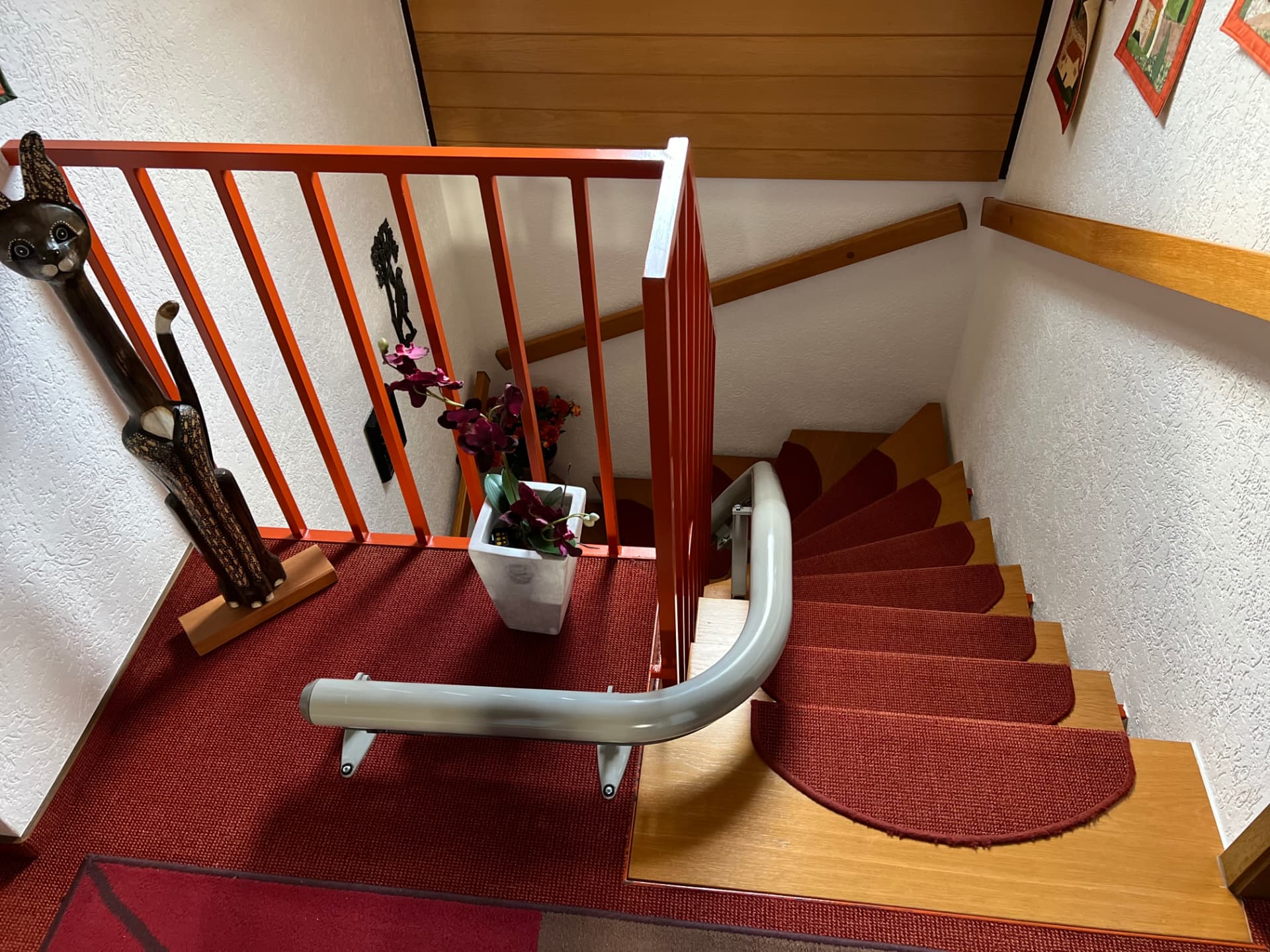 Draufsicht auf die Schienenführung eines Kurvenlifts über einen Treppenabsatz
