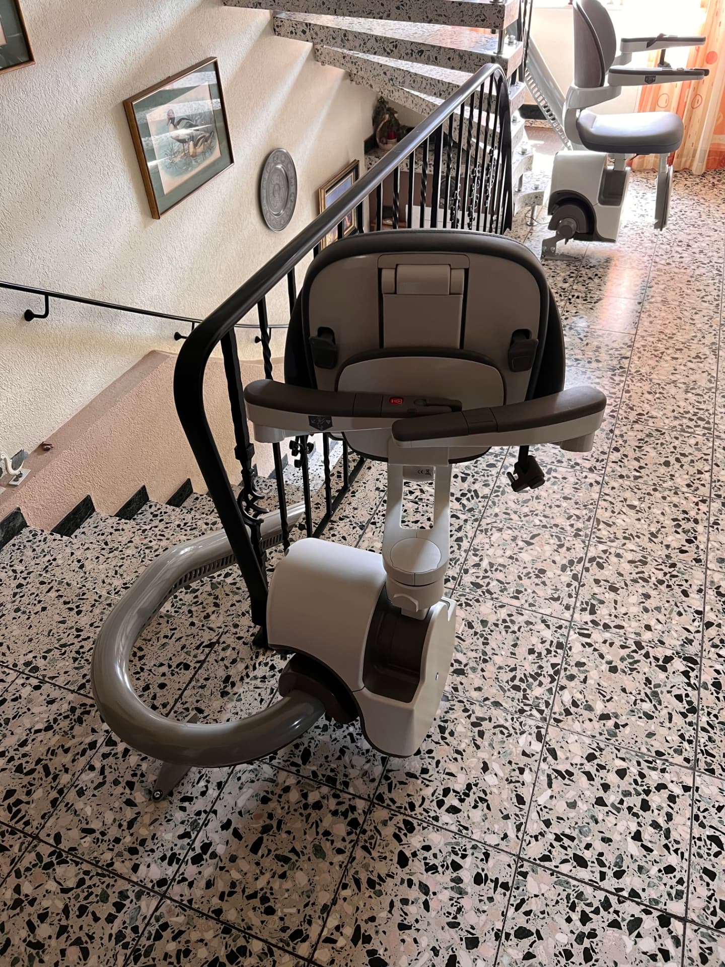 Zwei Treppenlifte übereinander in einem Mehrfamilienhaus-Treppenhaus
