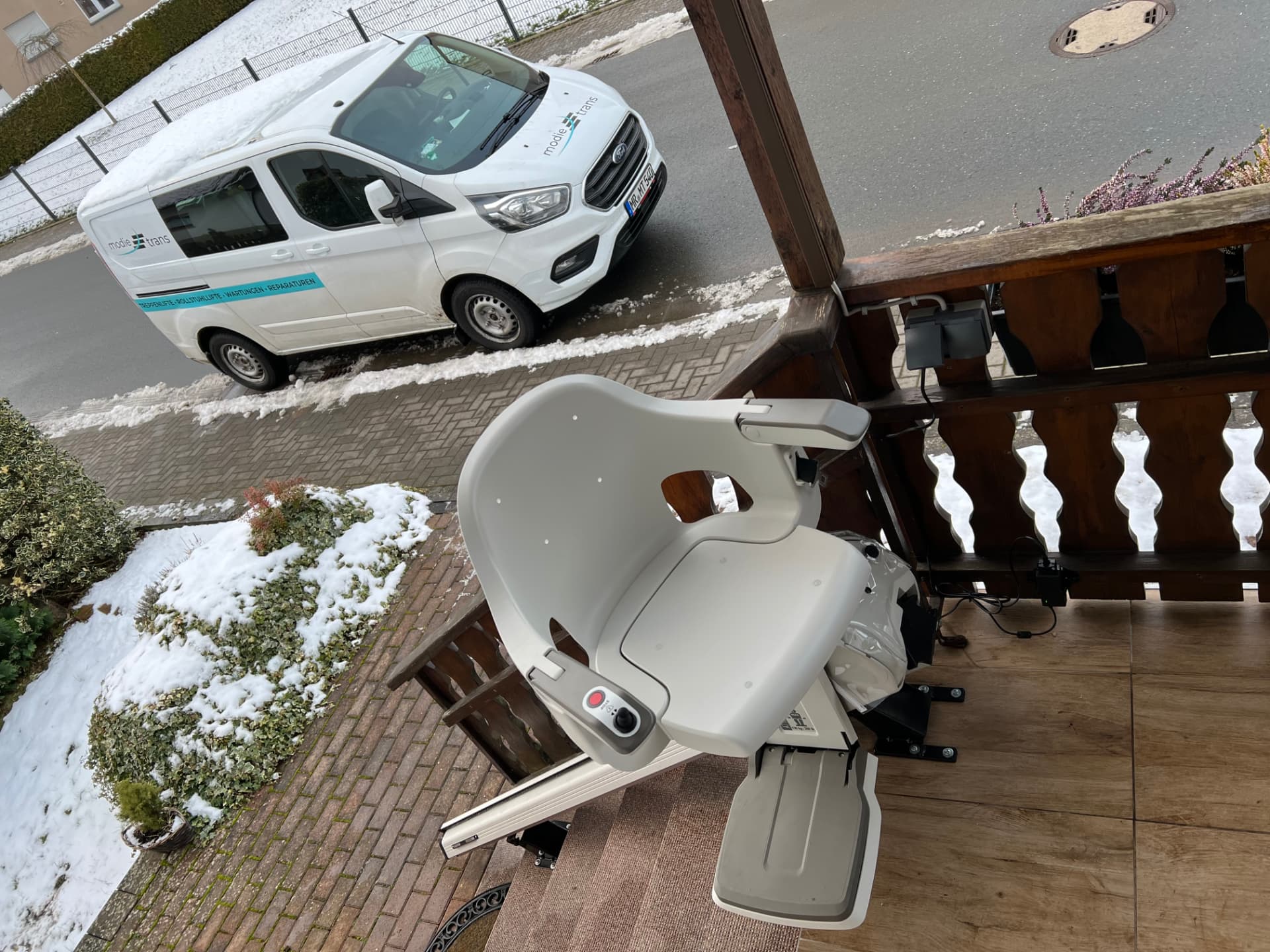 Montage eines Außentreppenlifts auf einer Terrasse durch das Modie-Trans-Serviceteam